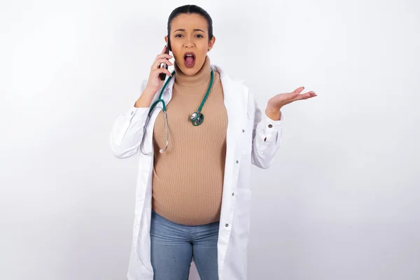 Telefonda Konuşan Hamile Bir Doktor Yüzü Asıktı Utanç Şaşkınlık Dolu — Stok fotoğraf