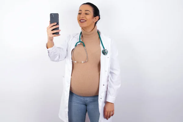 Tiro Isolado Mulher Doutor Grávida Alegre Satisfeita Faz Selfie Com — Fotografia de Stock