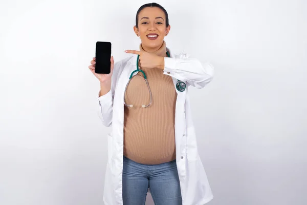 Lächelnde Schwangere Ärztin Zeigt Auf Leeren Telefonbildschirm Werbe Und Kommunikationskonzept — Stockfoto