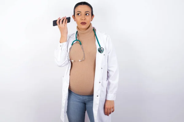 Lächelnde Schwangere Ärztin Medizinischer Uniform Die Eine Sprachnachricht Von Ihrem — Stockfoto