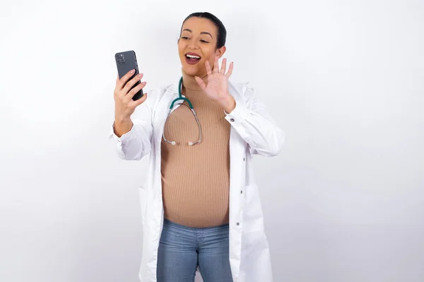 Porträt Einer Glücklichen Freundlichen Schwangeren Ärztin Die Selfie Macht Und — Stockfoto