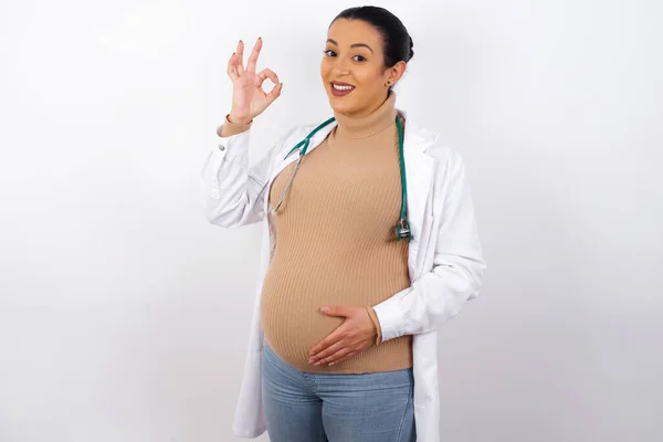 Junge Schöne Schwangere Ärztin Zeigt Auf Isoliertem Hintergrund — Stockfoto