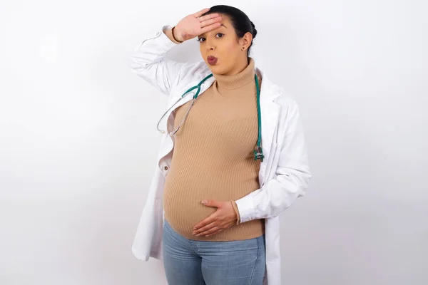 Junge Schöne Schwangere Ärztin Ist Auf Isoliertem Hintergrund Schwanger — Stockfoto