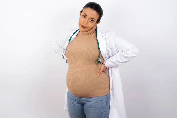 Młoda Piękna Kobieta Ciąży Lekarz Odosobnionym Tle — Zdjęcie stockowe