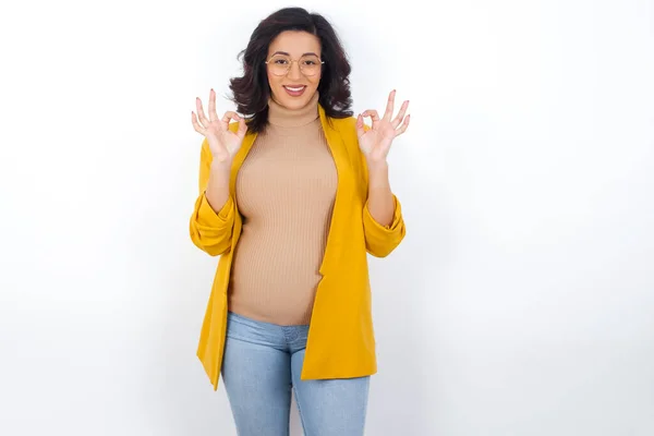 Blij Zwangere Vrouw Draagt Gele Blazer Toont Teken Met Beide — Stockfoto