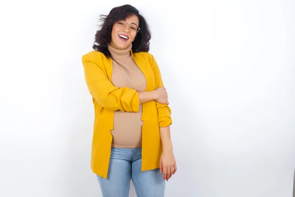 Těhotná Podnikatelka Sobě Žluté Sako Smích Izolované Bílém — Stock fotografie