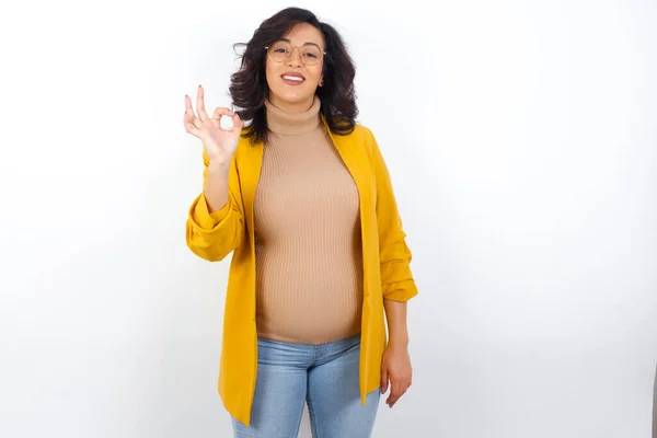 Blij Aantrekkelijke Zwangere Vrouw Draagt Gele Blazer Toont Teken Met — Stockfoto