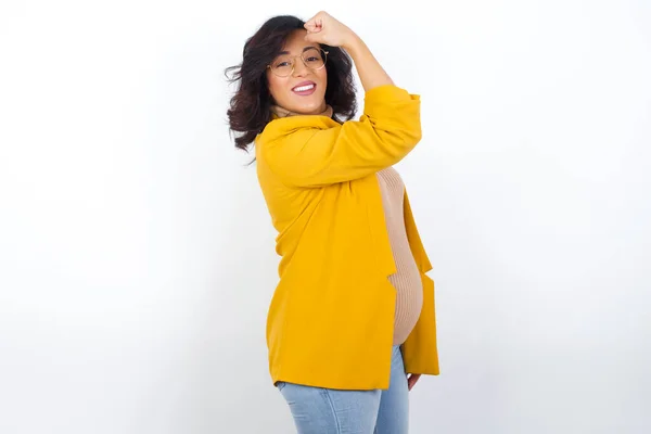 Mulher Grávida Vestindo Blazer Amarelo Mostrando Músculos Após Treino Conceito — Fotografia de Stock