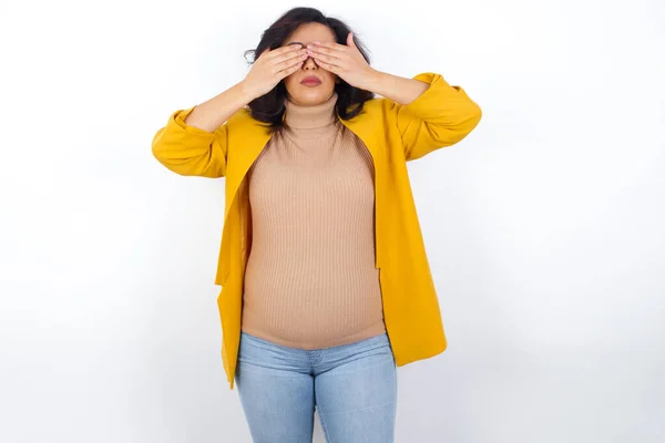 Těhotná Žena Žlutém Saku Zakrývajícím Oči Oběma Rukama Nechce Nic — Stock fotografie