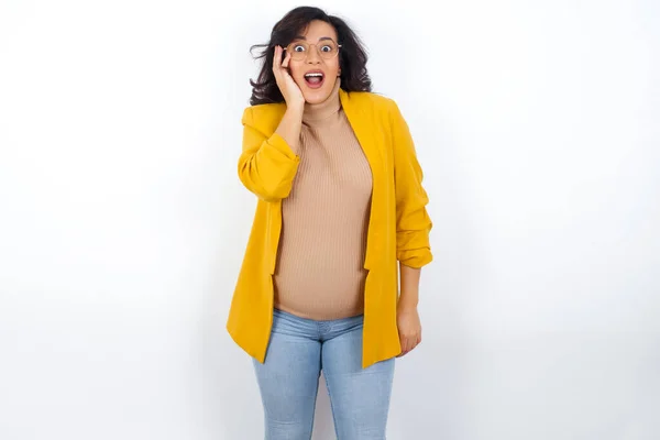 Scioccata Donna Incinta Stupita Guardando Sorpreso Piena Incredulità Bocca Spalancata — Foto Stock