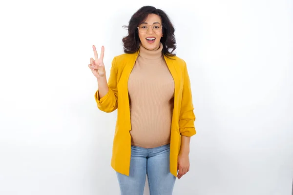 Schwangere Zeigt Mit Fingern Nummer Zwei Nach Oben Und Lächelt — Stockfoto