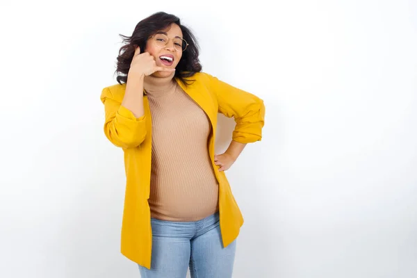 Mulher Negócios Grávida Vestindo Blazer Amarelo Imita Conversa Telefônica Faz — Fotografia de Stock