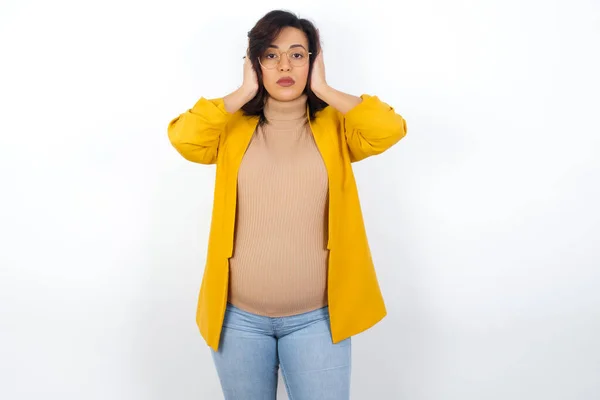 Femme Enceinte Frustrée Portant Blazer Jaune Bouchant Les Oreilles Avec — Photo