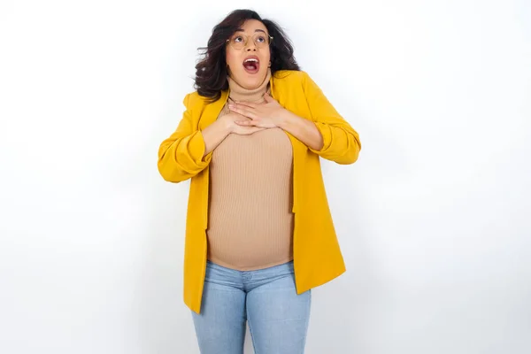 Gelukkig Glimlachende Zwangere Vrouw Heeft Handen Borst Buurt Van Hart — Stockfoto