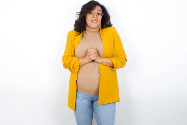 Feliz Mujer Negocios Embarazada Vistiendo Blazer Amarillo Levanta Contra Pared —  Fotos de Stock