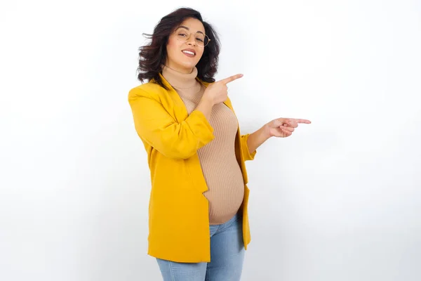 Zwangere Vrouw Wijst Opzij Met Verbaasde Uitdrukking Met Mond Geopend — Stockfoto