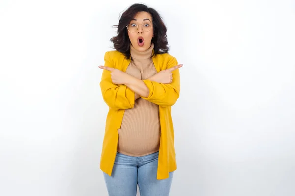 混乱妊娠中の女性は2つの方法の間を選択します 交差手で両側のポイント 疑いを感じています 君の助言が必要だ — ストック写真