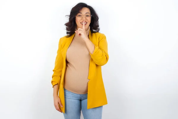 Die Lächelnde Schwangere Geschäftsfrau Gelben Blazer Macht Eine Shush Geste — Stockfoto