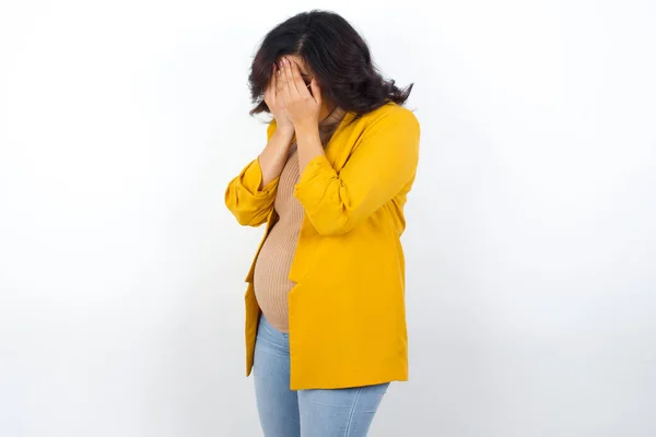 Droevige Zwangere Vrouw Die Het Gezicht Bedekt Met Handen Huilen — Stockfoto