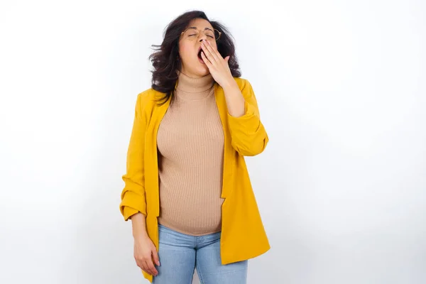 Mulher Negócios Grávida Sonolenta Vestindo Blazer Amarelo Bocejando Com Cabelos — Fotografia de Stock