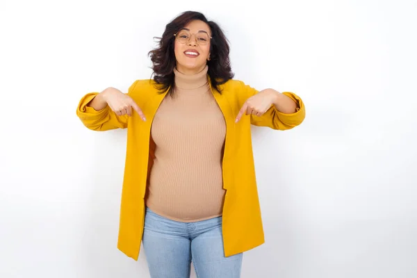 Kies Mij Zelfverzekerd Zelfverzekerd Charismatisch Zwangere Zakenvrouw Met Een Gele — Stockfoto