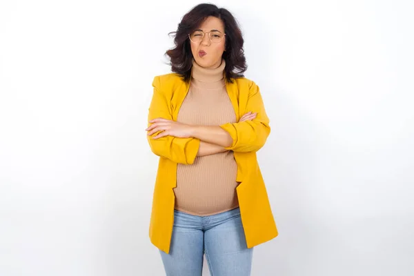 怒っている妊娠中の女性が腕を横断する黄色いブレザーを着用した写真 がっかりした表情でカメラを見る — ストック写真
