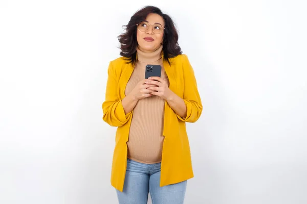 Glückliche Schwangere Hört Musik Mit Kopfhörern Handy — Stockfoto