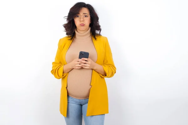 Porträt Einer Verwirrten Schwangeren Die Ihr Handy Der Hand Hält — Stockfoto