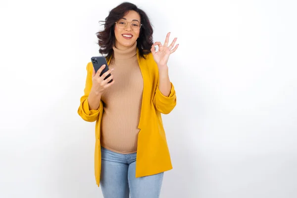 Glückliche Schwangere Die Eine Nachricht Auf Ihr Smartphone Sendet Oder — Stockfoto