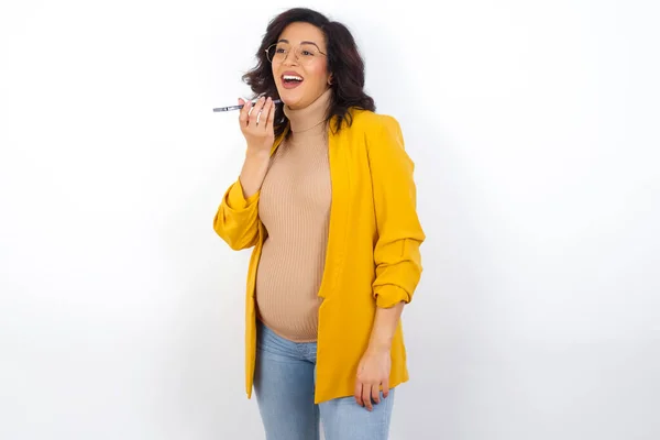 Lächelnde Schwangere Die Eine Sprachnachricht Auf Ihr Smartphone Sendet Kommunikation — Stockfoto