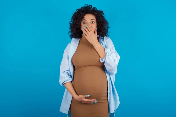 Emotionale Schwangere Keucht Vor Erstaunen Bedeckt Den Geöffneten Mund Mit — Stockfoto