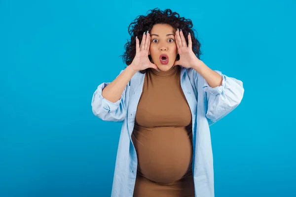 Pregnant Woman Scared Expression Keeps Hands Head Jaw Dropped Has — Stock Photo, Image
