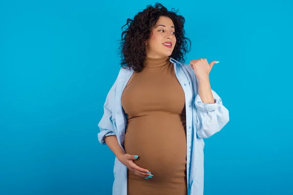 Affascinante Donna Incinta Guardando Spazio Copia Con Pubblicità — Foto Stock