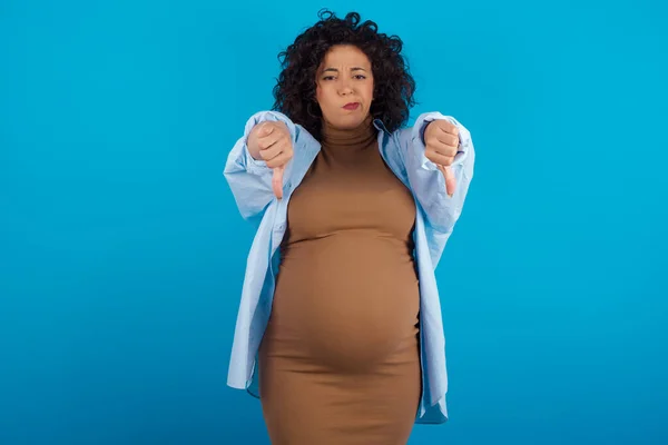 Gravid Kvinna Som Upprörd Visar Tummen Ner Med Två Händer — Stockfoto