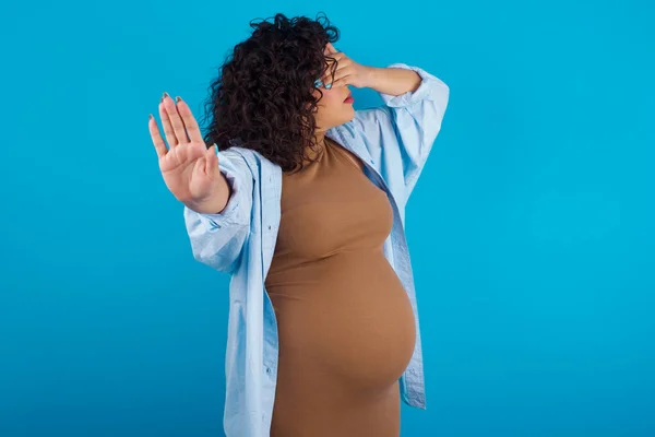 Zwanger Vrouw Bedekt Ogen Met Palm Doen Stop Gebaar Probeert — Stockfoto