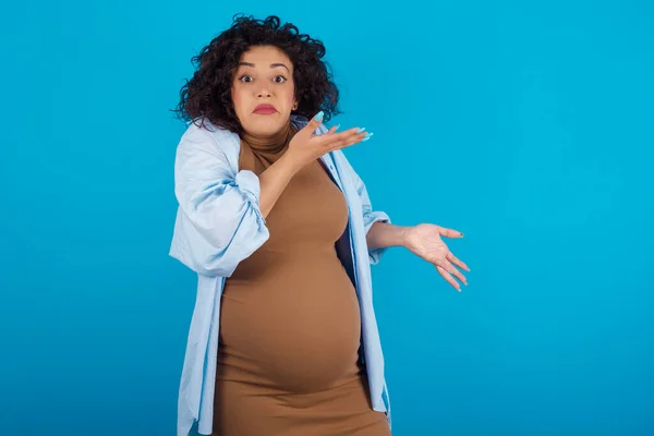 Těhotná Žena Ukazuje Stranou Oběma Rukama Ukazujícíma Něco Divného Říká — Stock fotografie