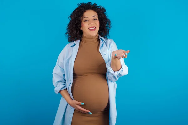 妊娠したアラブの女性 笑顔で陽気なオファー 手助けと受け入れ — ストック写真