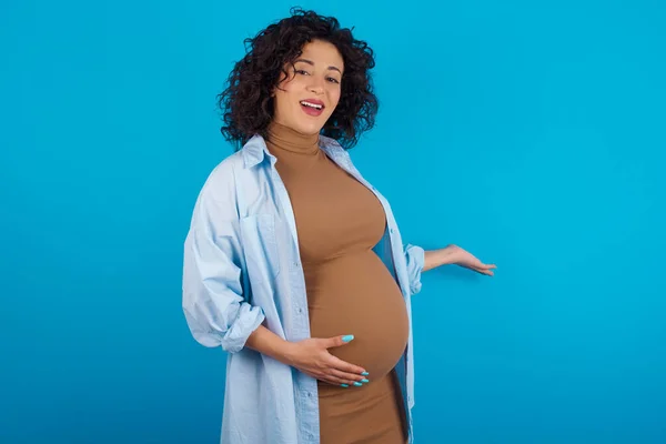 Těhotná Arabka Žena Cítí Šťastný Veselý Usmívá Vítá Vás Zve — Stock fotografie