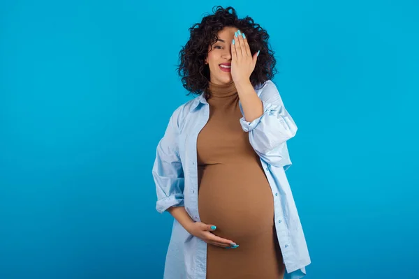 Donna Incinta Che Copre Occhio Con Mano Sorriso Fiducioso Sul — Foto Stock