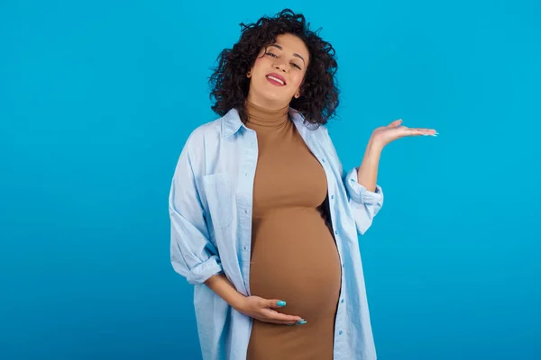 Těhotná Žena Úsměvem Veselý Prezentaci Ukazuje Dlaní Ruky Dívá Fotoaparátu — Stock fotografie