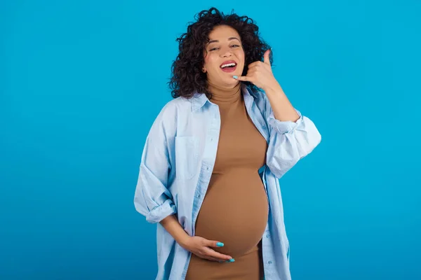 Těhotná Žena Usmívá Gestikuluje Rukama Prsty Jako Mluvila Telefonu Komunikační — Stock fotografie