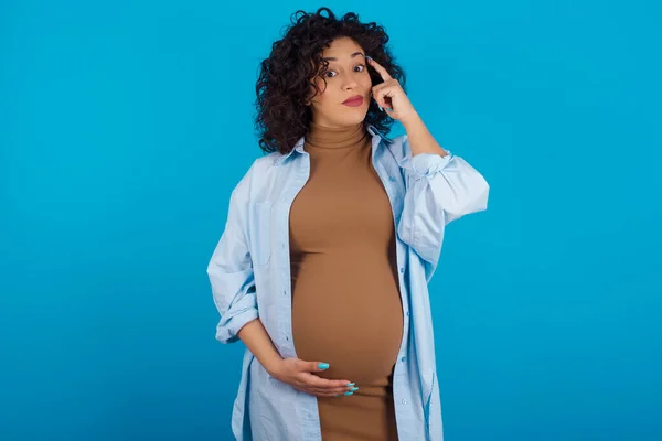 Těhotné Arabky Žena Snaží Zapamatovat Něco Drží Prst Spánku Připomíná — Stock fotografie
