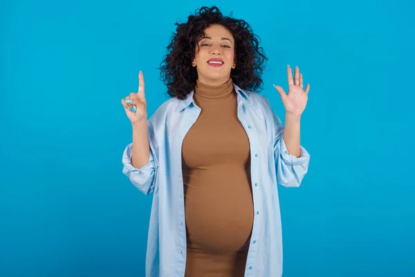 Schwangere Zeigt Mit Finger Nummer Sechs Nach Oben Und Lächelt — Stockfoto