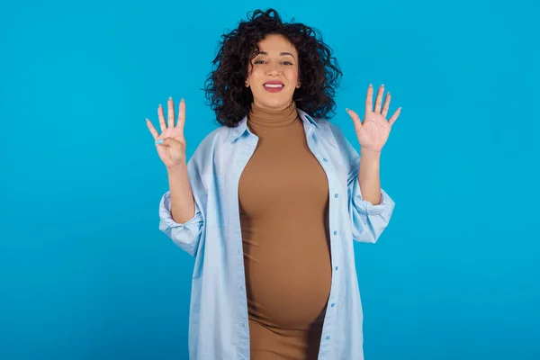 Těhotná Žena Ukazuje Ukazuje Prsty Číslo Devět Zároveň Usmívá Sebevědomě — Stock fotografie