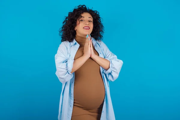 Těhotná Žena Modlí Rukama Dohromady Prosí Odpuštění Úsměvem Sebevědomí — Stock fotografie