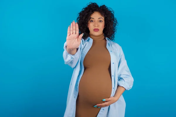 Těhotné Arabky Přestanou Zpívat Dlaní Ruky Varovný Výraz Negativním Vážným — Stock fotografie