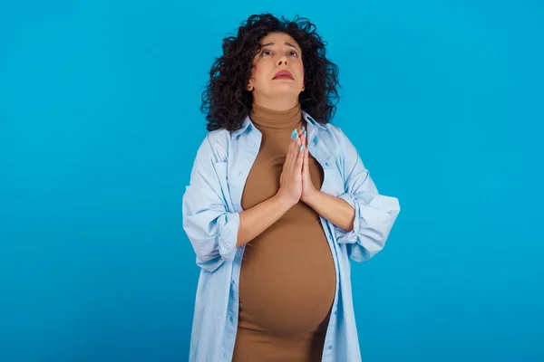 Mujer Árabe Embarazada Mendigando Orando Con Las Manos Junto Con — Foto de Stock