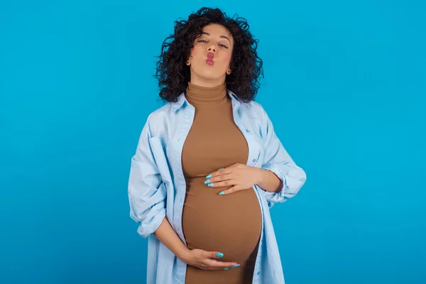 Mujer Árabe Embarazada Haciendo Cara Pez Con Labios Gesto Loco — Foto de Stock