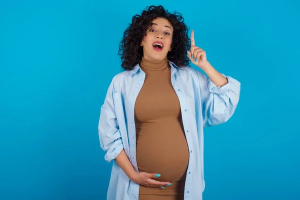Těhotná Arabka Žena Ukazuje Prstem Nahoru Vypadá Inspirován Geniální Myšlení — Stock fotografie