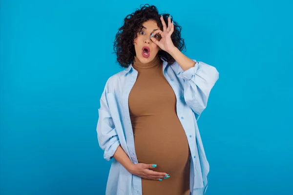 Donna Incinta Facendo Gesto Giusto Scioccato Con Faccia Sorpresa Occhio — Foto Stock